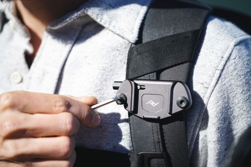 Uchwyt do aparatu Peak Design Capture V3 z płytką standard – czarny, prezent dla fotografa