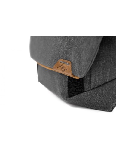 peak-design-field-pouch-charcoal-v2-grafitowy-z-paskiem (3).jpg