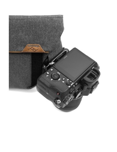 peak-design-field-pouch-charcoal-v2-grafitowy-z-paskiem (8).jpg