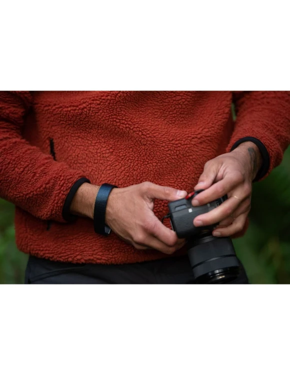 pasek-na-nadgarstek-peak-design-cuff-midnight-niebieski-v3 (8).jpg