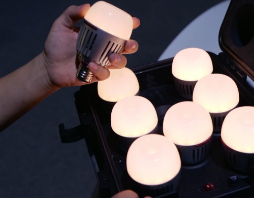 Żarówka LED RGB z akumulatorem Aputure Accent B7c