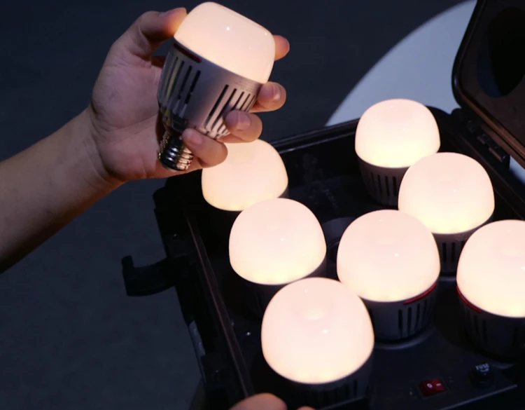 Żarówka LED RGB z akumulatorem Aputure Accent B7c