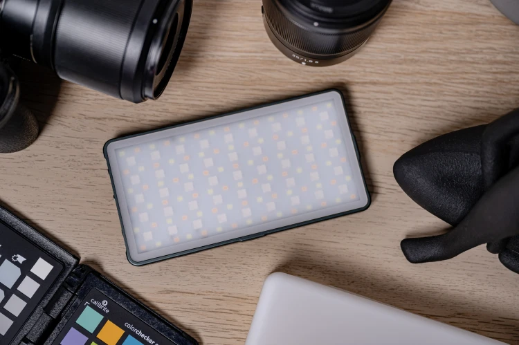 Zestaw Newell Rangha Set - Lampa LED RGB-W Rangha z wbudowanym akumulatorem. dyfuzorem i statywem