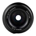Obiektyw Voigtlander Nokton 35 mm f/1,2 do Fujifilm X - widok od frontu, od strony soczewki